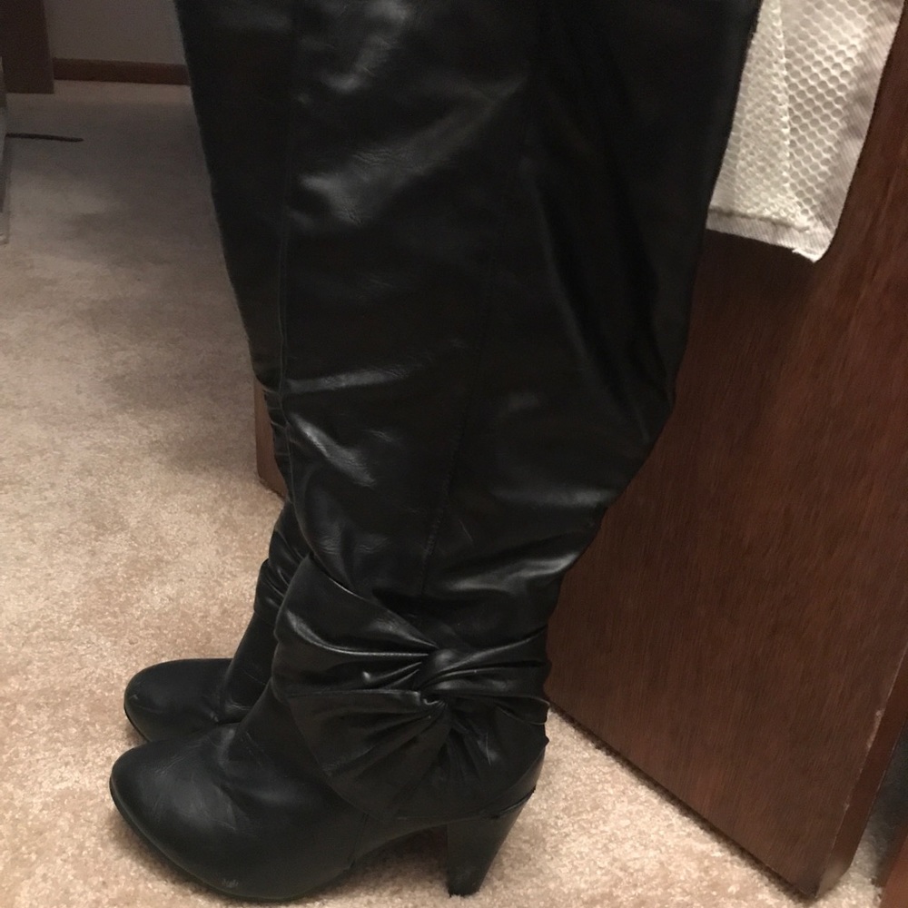 Black boots with bow